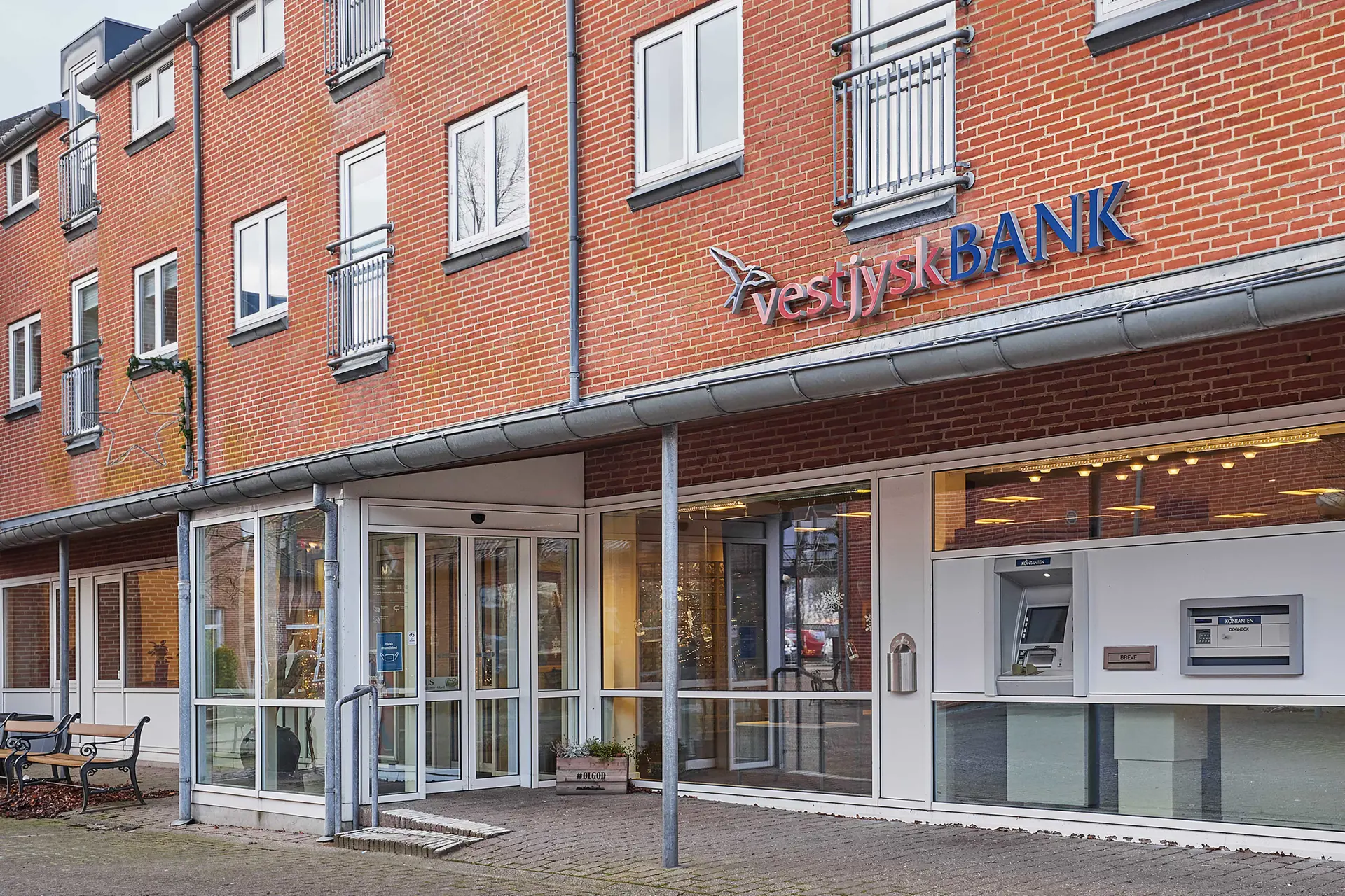 Facade foto af Vestjysk Bank filial i Ølgod